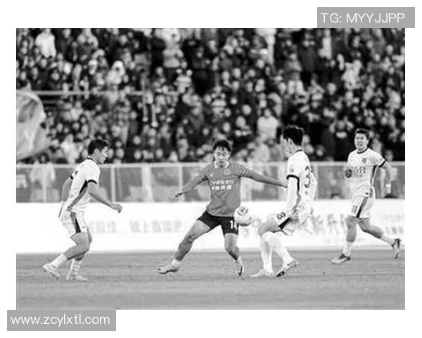 机场灰色足球星引发热议展现运动激情点燃球迷心中无限期待