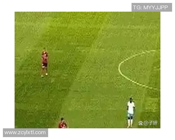 足球球星遭对方猛烈撞倒瞬间引发热议,赛场风波引发广泛关注